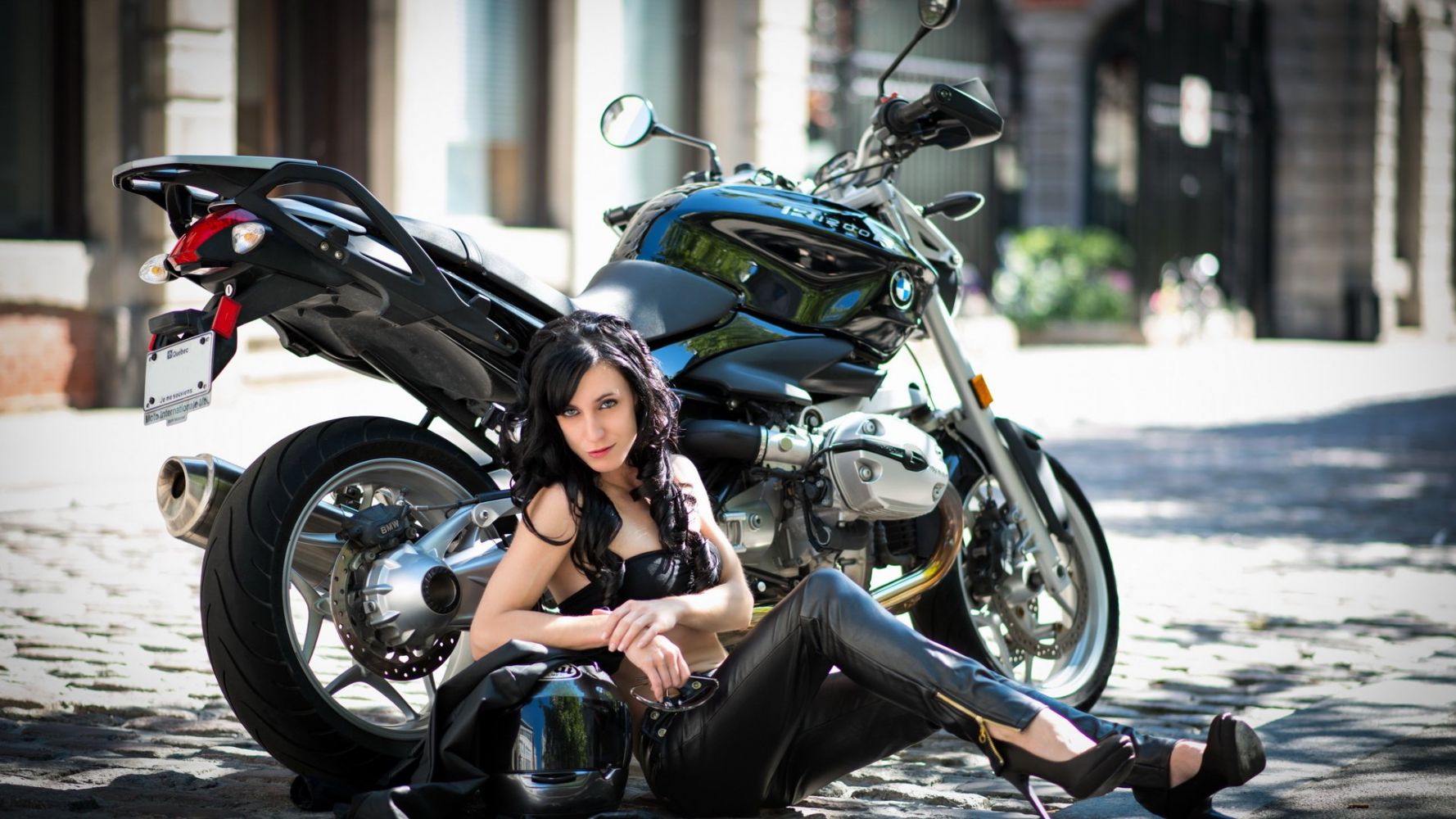 Fresh photos, fresh mood — European women on bikes online in Wellington