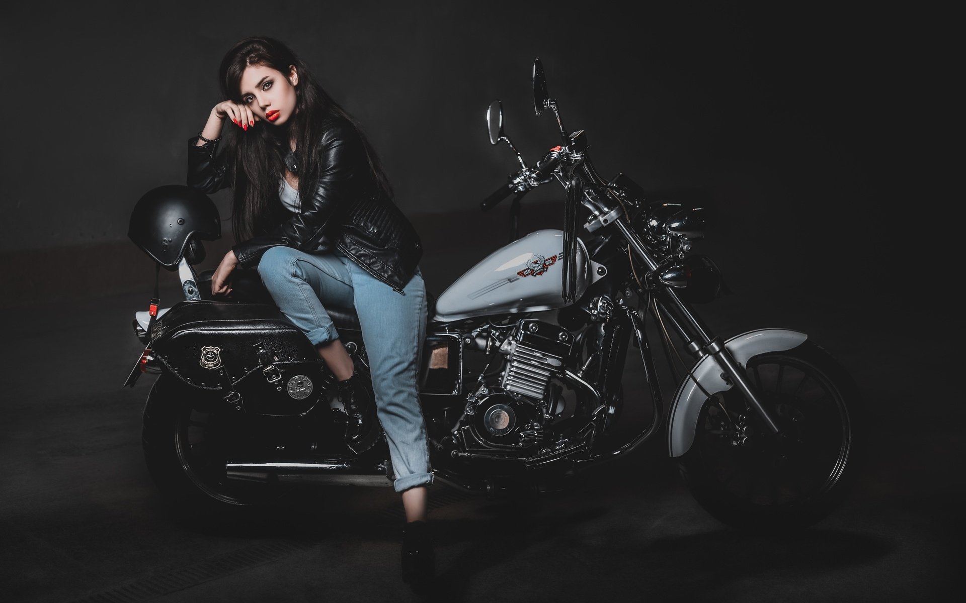Biker girls: style and drive brings the glow — live moments in Wellington